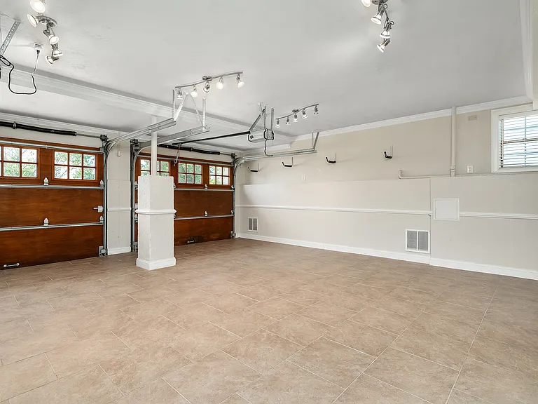 140 Community Dr — Photo 31