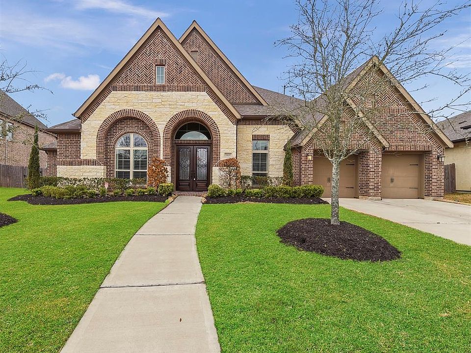Fabulous 4/3.5/2 +tandem one story, Perry home located on a fabulous waterfront lot in the gorgeous master planned community of Southlake in Pearland. This hard to find, home's has a handsome stone and brick elevation with arched detailed window and 
