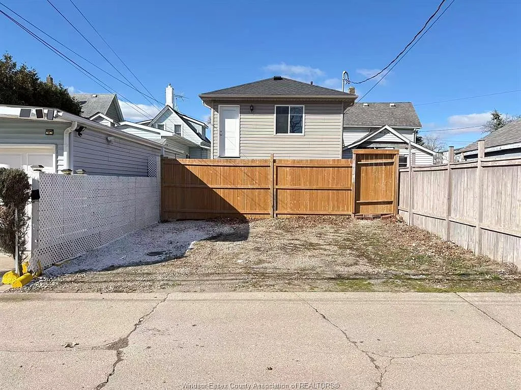 Building Photo - 658 Caron Ave #2