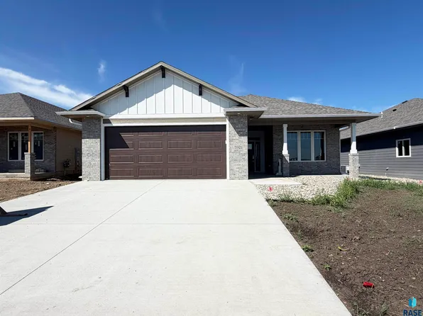 5921 S Huntwood Ave, Sioux Falls, SD 57108