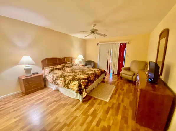 35 Posada Ln, Lake Ozark, MO 65049