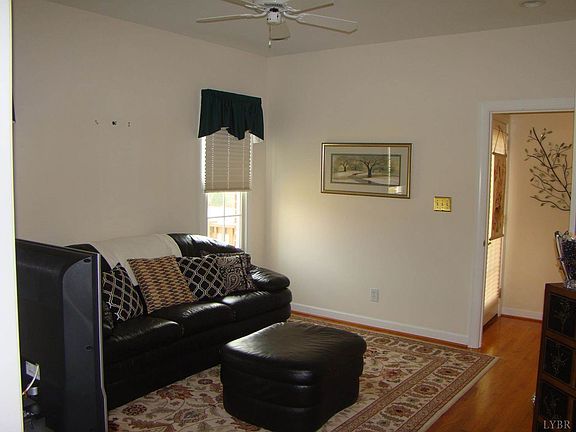 5th image of 1015 Doulton Cir