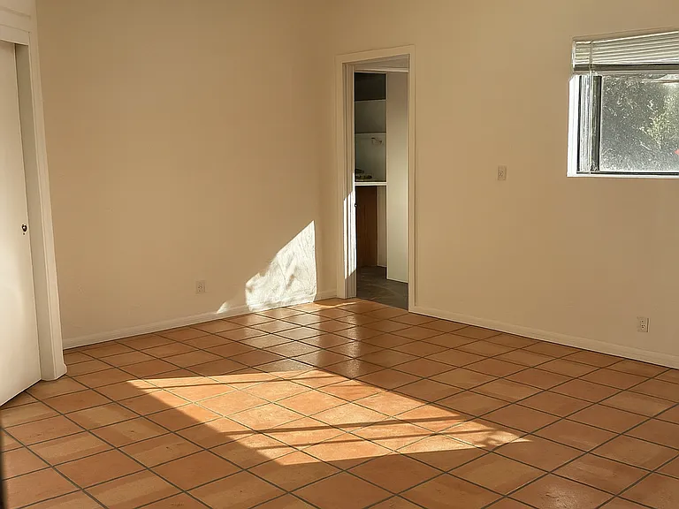 1115 N Signal St #B — Photo 3