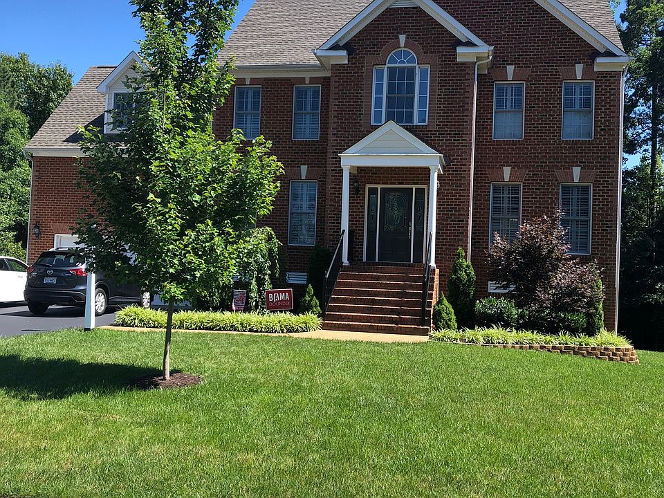 Brick w/ clean lanscaping