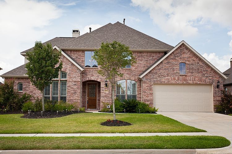 Welcome to 2874 Romano Lane in Beautiful Tuscan Lakes!
