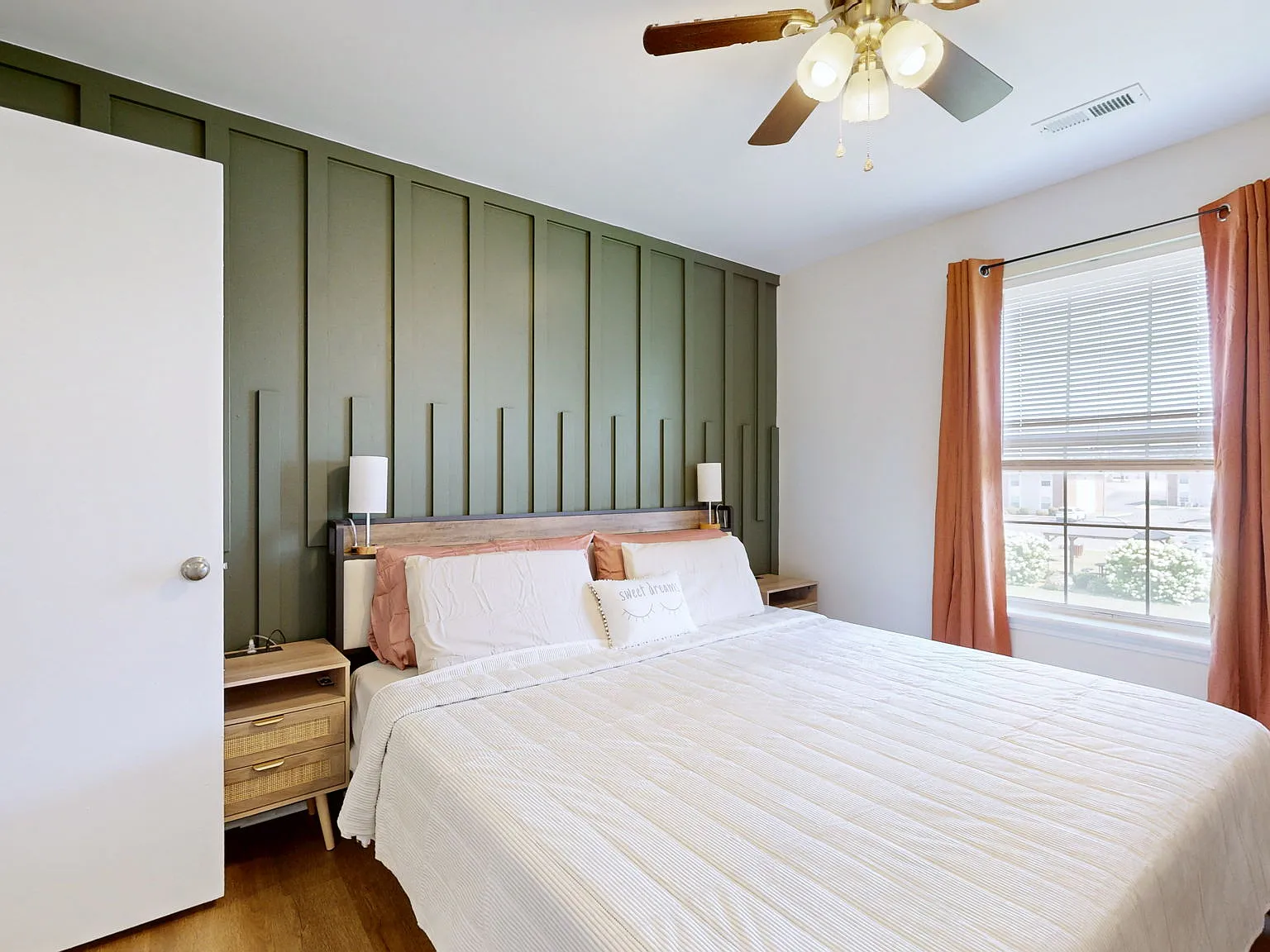 2 bed, 800 sqft, $1,900 — Photo 2