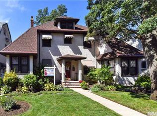 105 Edmund St, Lynbrook, NY 11563