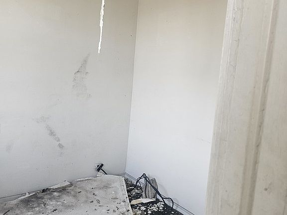 2nd image of 3332 W Congress Pkwy