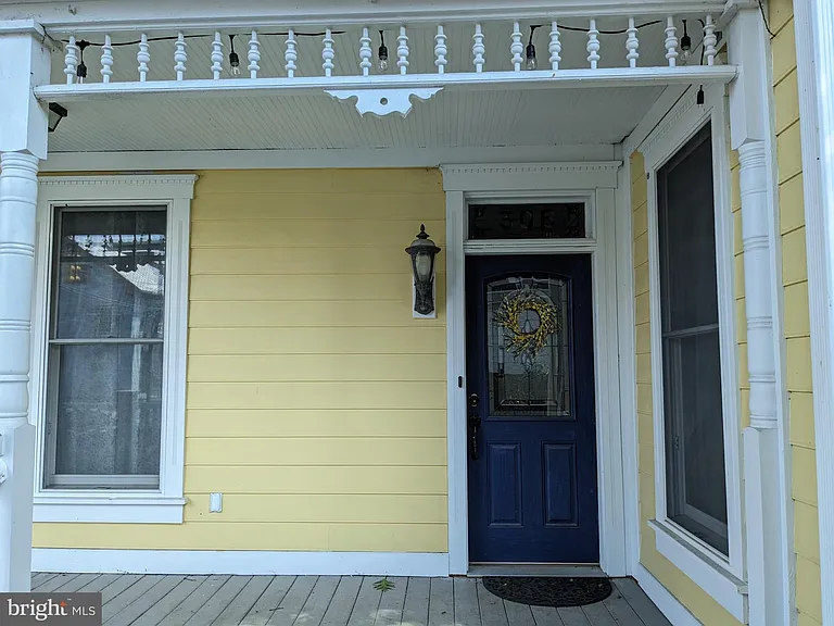 306 N Locust St — Photo 3
