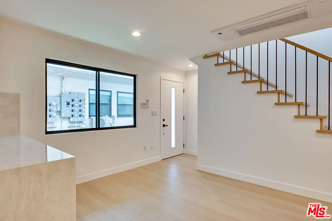 1 bed, 1.5 bath, 1000 sqft, $4,950 — Photo 2