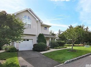 301 Willow Pond Dr, Riverhead, NY 11901