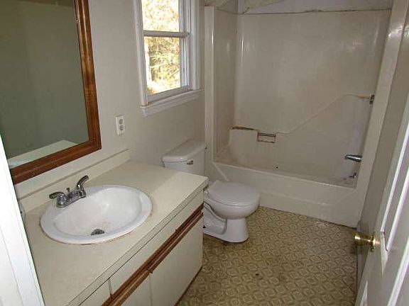 3rd image of 15 Twin Lakes Dr