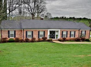 607 Golf Course Dr, Elizabethton, TN 37643