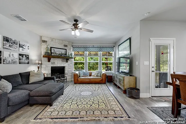 9113 Sunpool — Photo 3