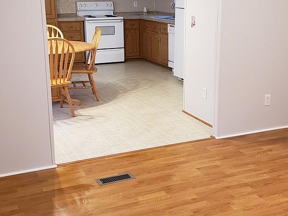 3rd image of 779 Acorn Creek Trl