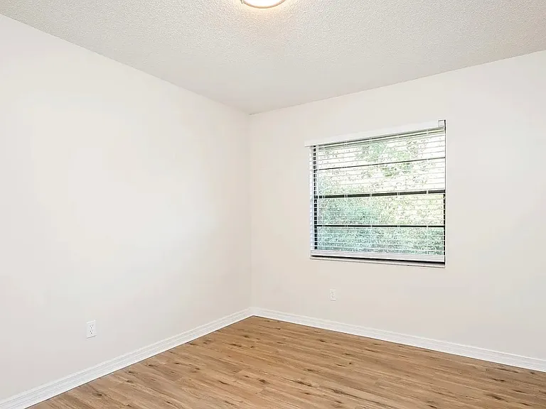 395 Eagle Cir — Photo 3