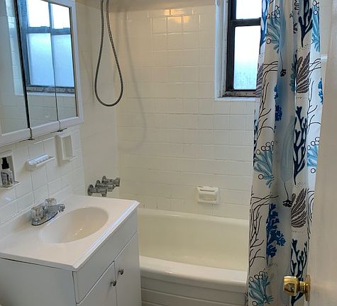 5th image of 15272 Melbourne Ave APT 3C