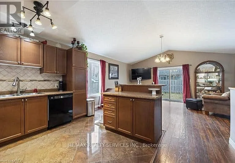 172 Macdougall Dr — Photo 10