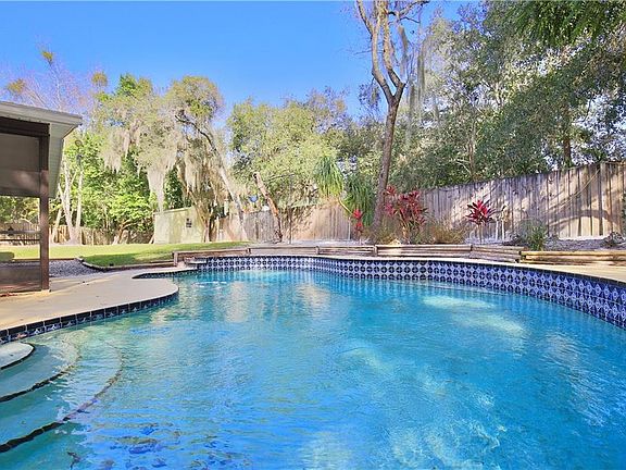 3rd image of 3929 Winderlakes Dr