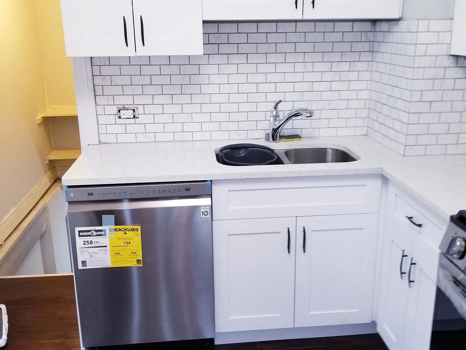 3 bed, 1100 sqft, $2,900 — Photo 2