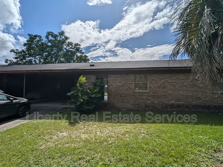 979 Live Oak Dr — Photo 2