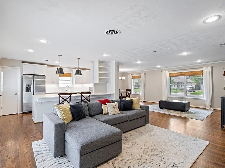 9203 Livenshire Dr — Photo 11