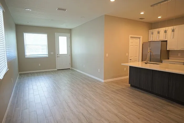 4104 N Thatcher Ave #B — Photo 3