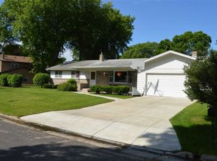 910 Park View Dr, Sun Prairie, WI 53590