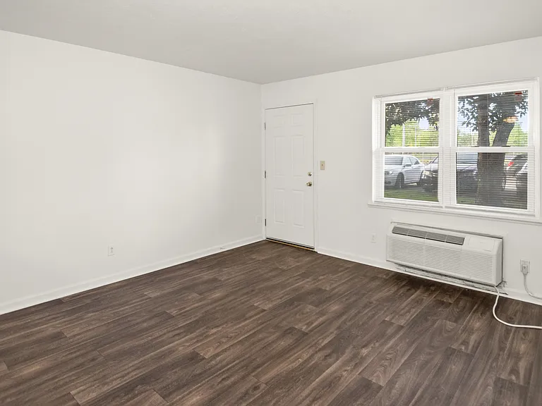 Oldham Square Apartments — Photo 4