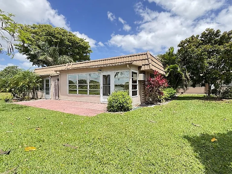 220 Seville Ct #J — Photo 16