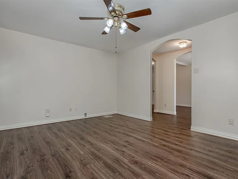 7445 Brentcove Cir — Photo 4