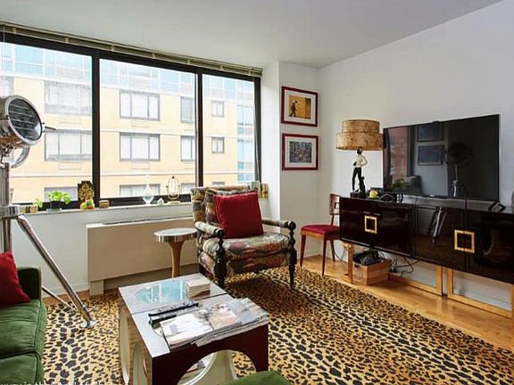 2nd image of 535 W 23rd St APT S10q