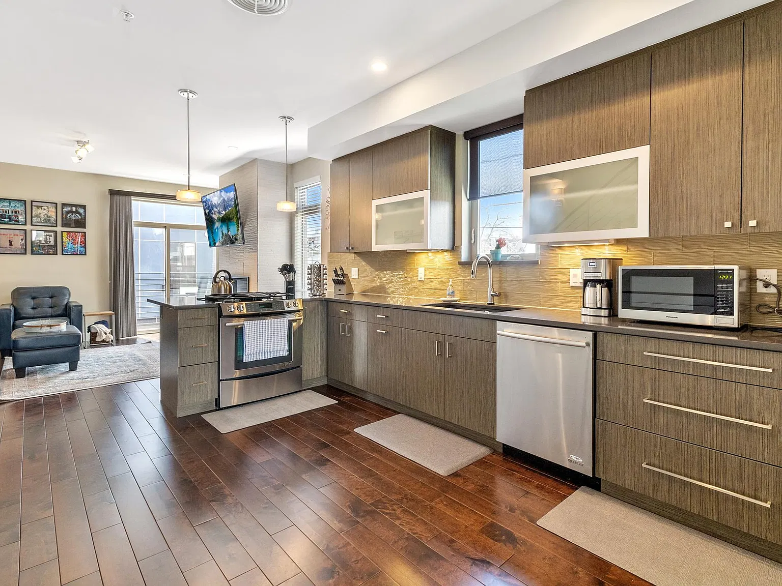 1819 Irving St — Photo 4