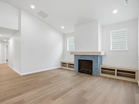 4th image of 23012 E Edgewater Ln