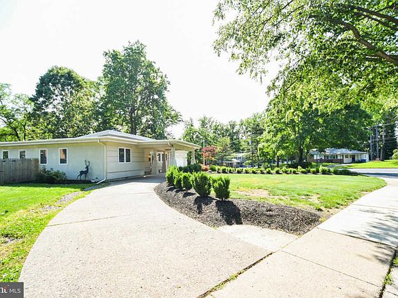 3rd image of 1701 Country Club Dr