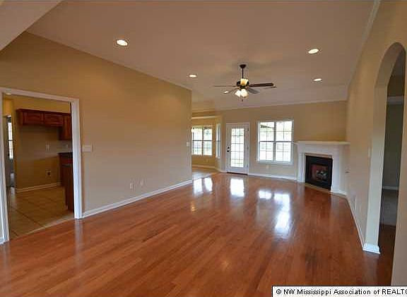 4th image of 726 W Northwood Dr