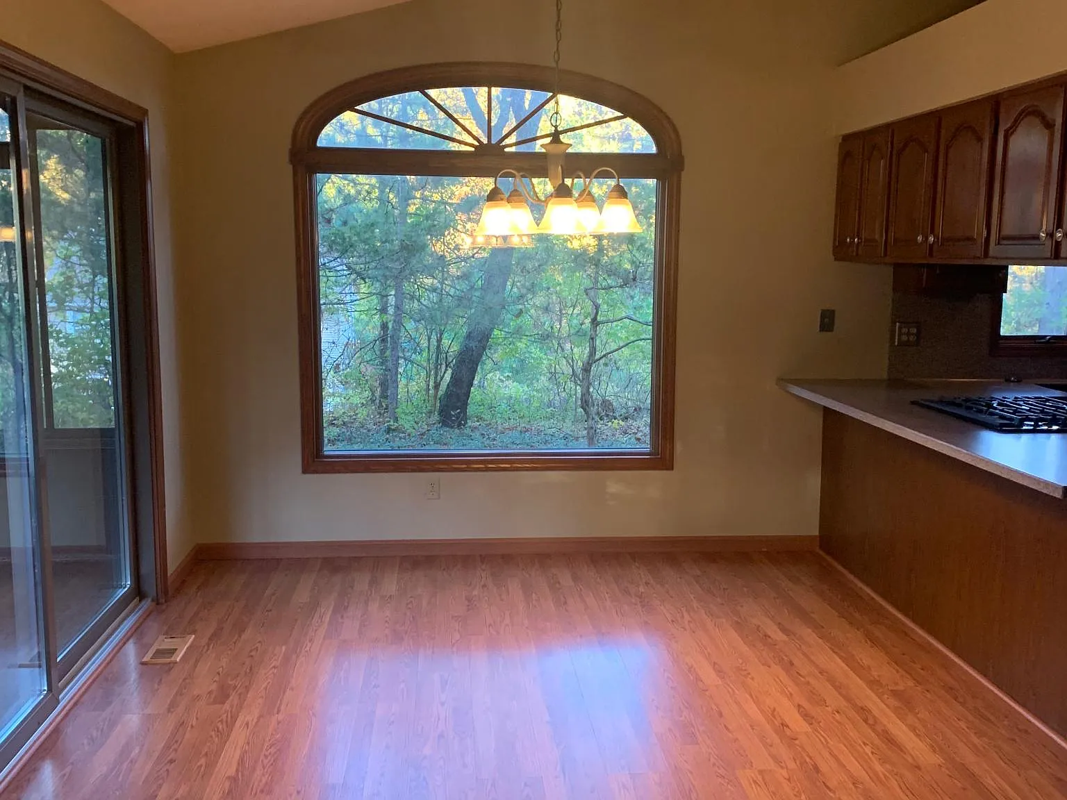 3 bed, 2324 sqft, $2,400 — Photo 2