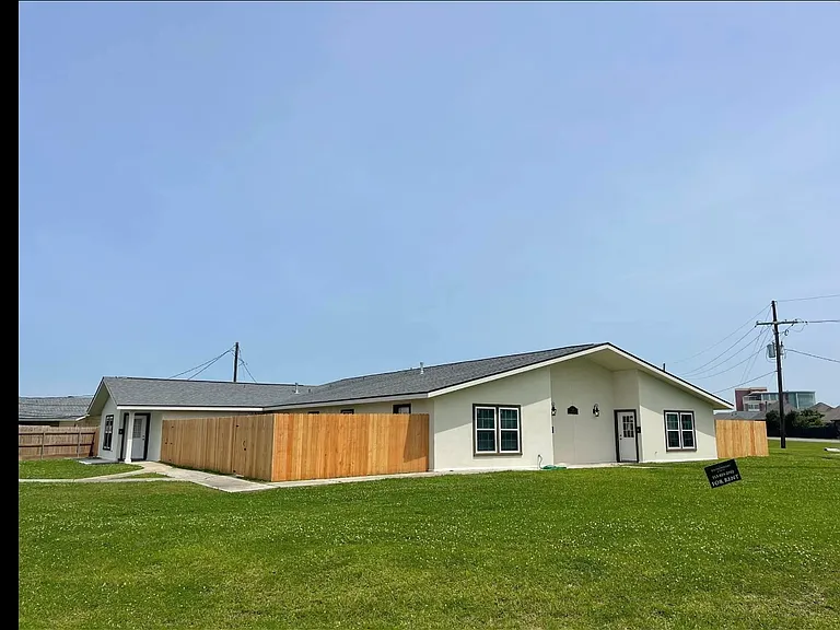 209 Erwin Dr #D — Photo 2