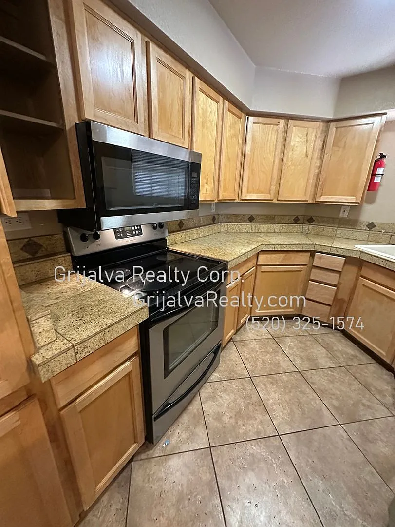 Luxury 2 BR 2 BA Condo in the Heart of the Catalina Foothills (Skyline/Campbell) — Photo 4