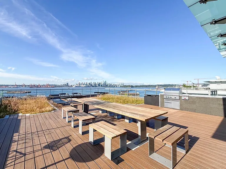 777 Harbourside Dr — Photo 2