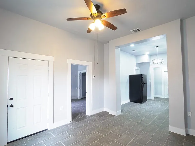 1139 Morales St — Photo 11