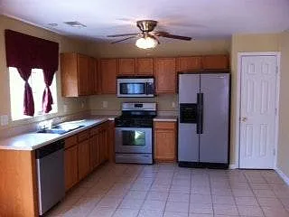 3 bed, 2.5 bath, 1423 sqft, $1,800 — Photo 3