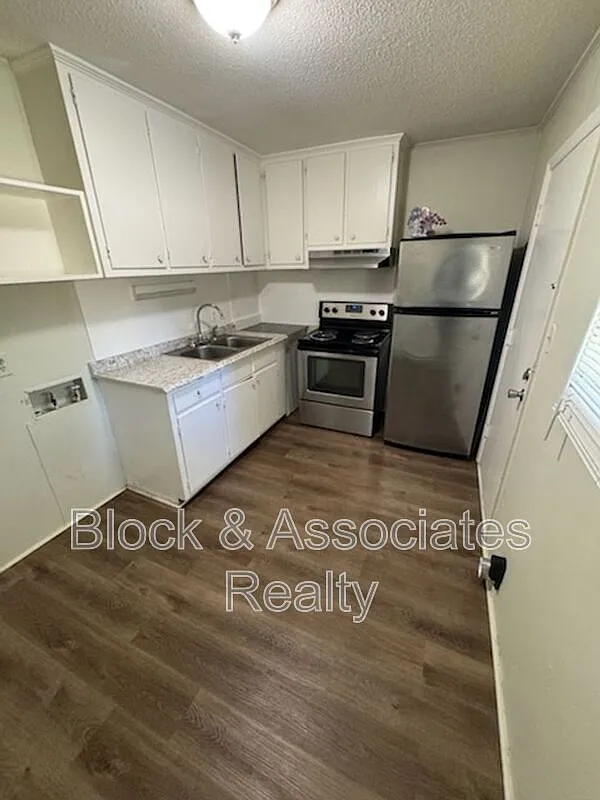 2 bed, 1.0 bath, $825 — Photo 3