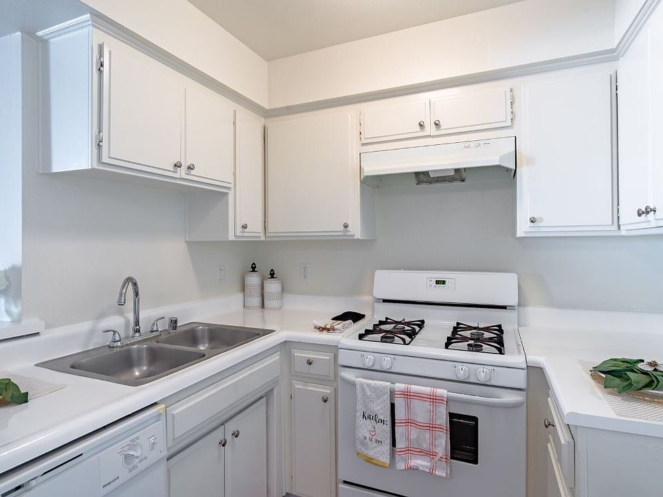 1st image of 14955 Saticoy St APT 253