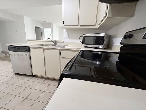 4th image of 400 Palm Cir W APT 201