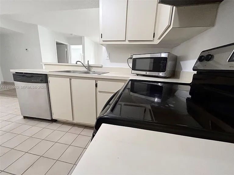 400 Palm Cir W #201 — Photo 4