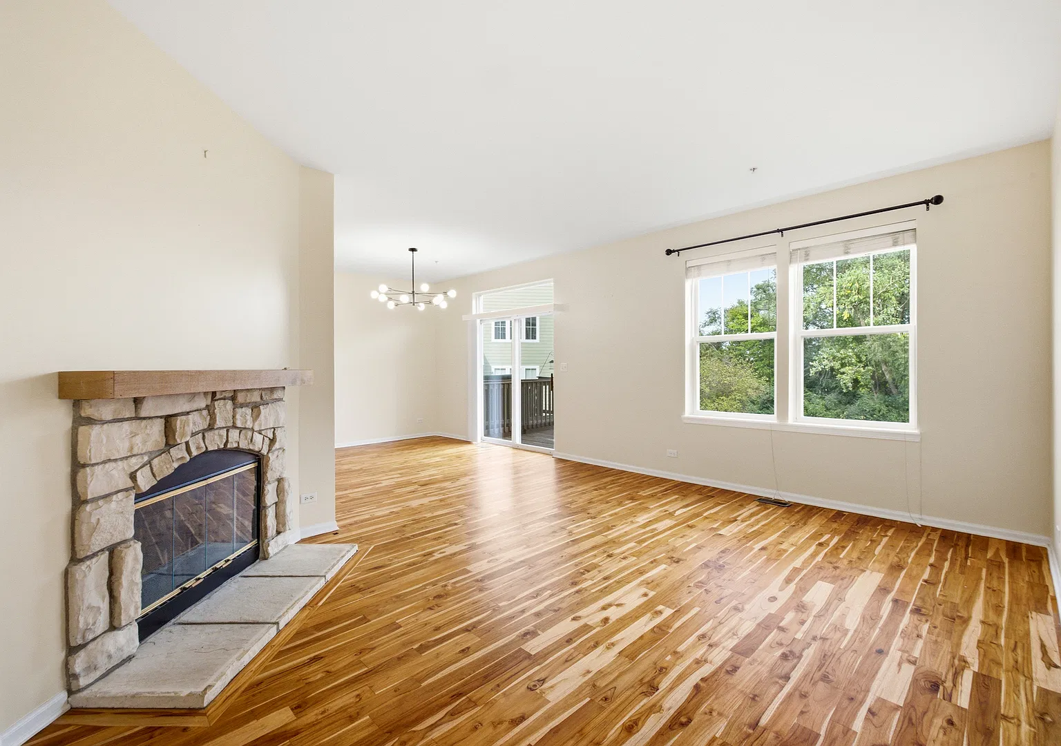 3 bed, 3.5 bath, 1638 sqft, $3,200 — Photo 2