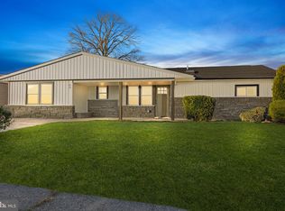 68 Black Pine Ln, Levittown, PA 19054