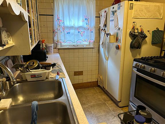 3rd image of 8 Edgemont St