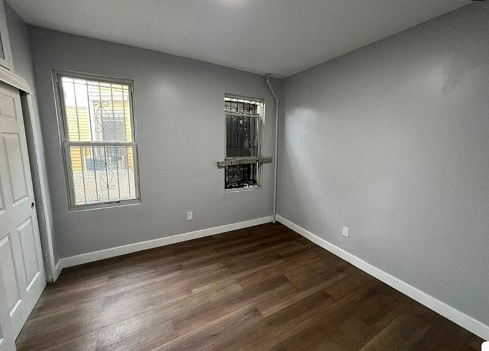 3 bed, 1000 sqft, $2,350 — Photo 2